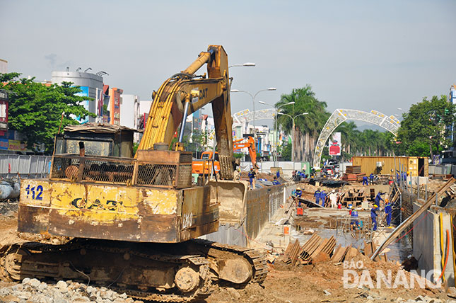 Thi công hầm chui nút giao thông Nguyễn Tri Phương - Điện Biên Phủ.