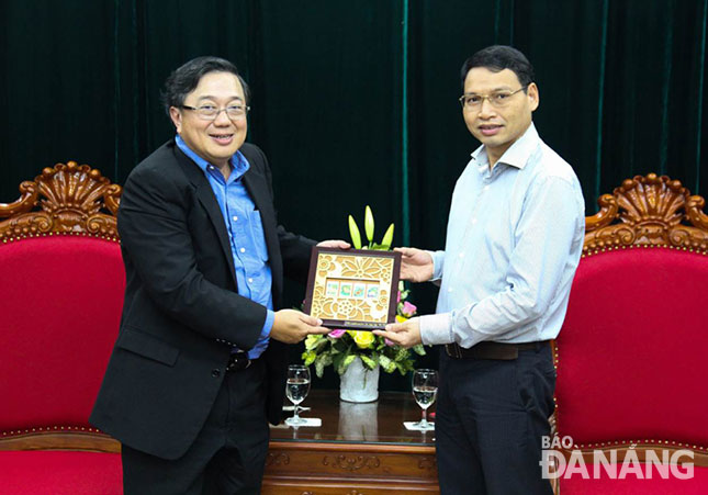 Vice Chairman Minh (right) warmly receiving Mr Jesse Ang