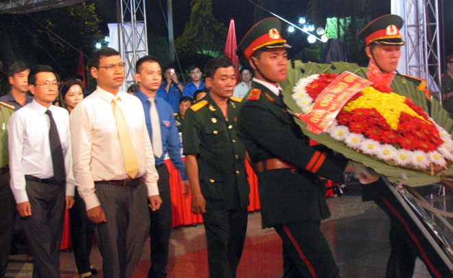 Lãnh đạo thành phố, Hội CCB đặt vòng hoa 