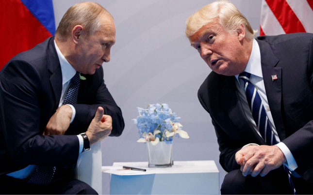 Tổng thống Nga Vladimir Putin (trái) gặp gỡ Tổng thống Mỹ Donald Trump bên lề hội nghị thượng đỉnh G20 tại Hamburg (Đức) tháng 6 vừa qua. 				   Ảnh: AP