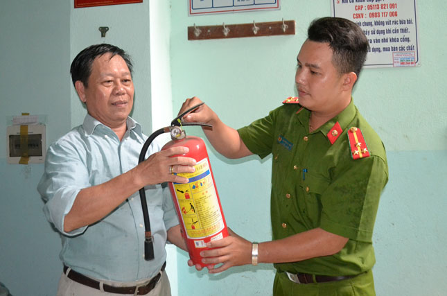 Thông qua vận động của các cấp, một chủ trọ trên đường Mai Am, phường Thuận Phước chủ động trang bị bình chữa cháy và lắp đặt 3 camera giám sát đề phòng trộm cắp.