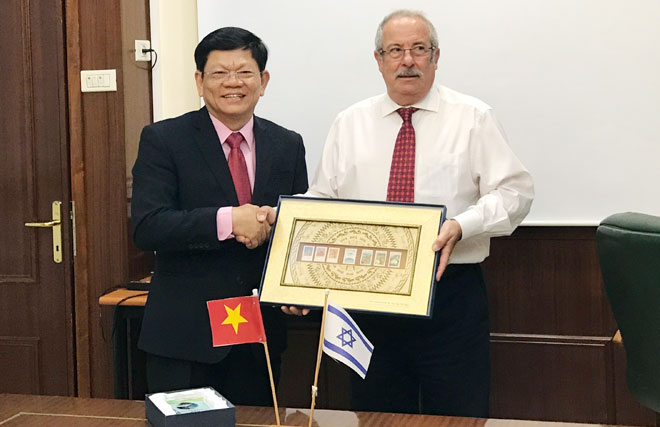 Deputy Secretary Tri (left) and a representative from the Chamber of Commerce and Industry of Haifa and the North