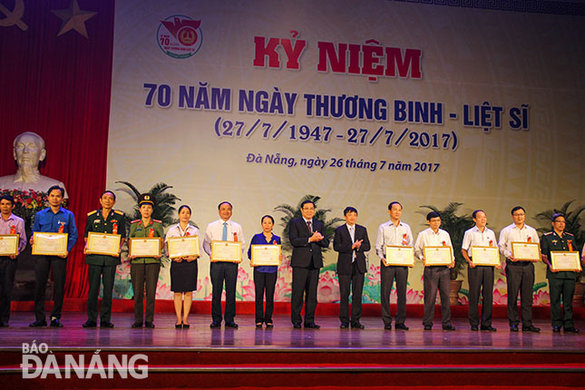 Chairman Tho (8th left) and some honourees