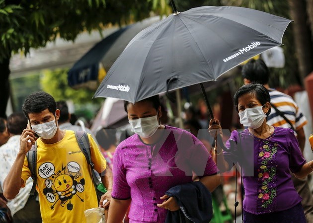 People wearing masks to prevent infectious diseases that have broken out in Myanmar (Photo: EPA/VNA)