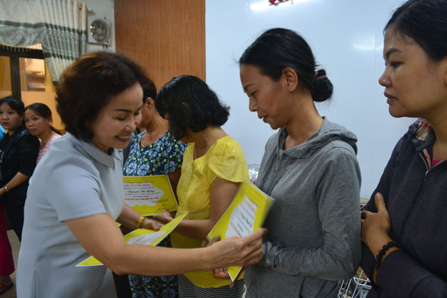 Trao gói hỗ trợ cho phụ nữ nghèo đơn thân ở quận Hải Châu.