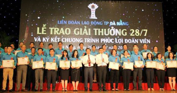 Lãnh đạo thành phố chụp ảnh cùng 50 Chủ tịch công đoàn cơ sở tiêu biểu được trao Giải thưởng 28-7. Ảnh: QUỐC KHẢI