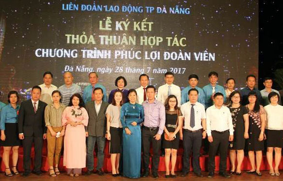 Lãnh đạo thành phố chụp ảnh cùng đại diện 38 đơn vị, doanh nghiệp tham gia ký kết thỏa thuận hợp tác chương trình “Phúc lợi đoàn viên”. Ảnh: QUỐC KHẢI.