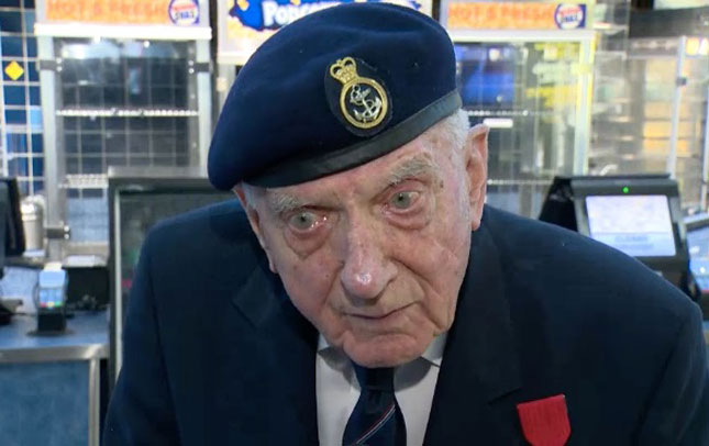 Ông Ken Sturdy (97 tuổi) xúc động sau khi xem bộ phim Dunkirk trong buổi chiếu ra mắt. Ảnh: Screenshot/Global News