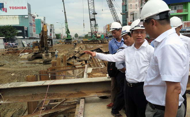  Secretary Anh at the tunnel construction site