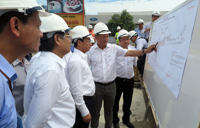 A representative from the Management Board briefing the city leader on construction progress