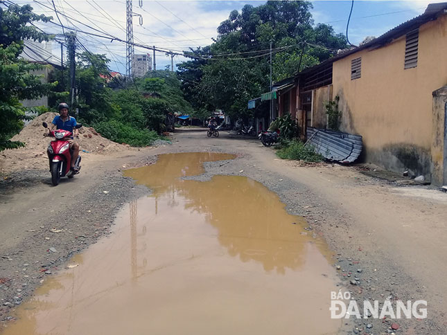 Đường đất đỏ vẫn lầy lội, ngập nước sau mưa do nhiều nhà dân chưa bàn giao mặt bằng để thi công cống thoát nước và nền đường.