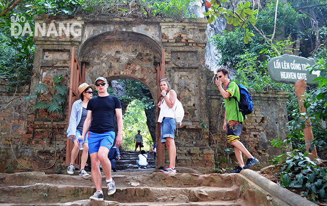 Mức chi tiêu của khách Tây Âu khá cao, điều quan trọng là phải tăng được số ngày lưu trú của khách tại Đà Nẵng. Trong ảnh: Du khách tham quan danh thắng Ngũ Hành Sơn. 