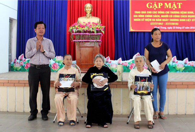 Lãnh đạo phường Khuê Trung tặng quà cho các Bà mẹ Việt Nam anh hùng trên địa bàn quận Cẩm Lệ.