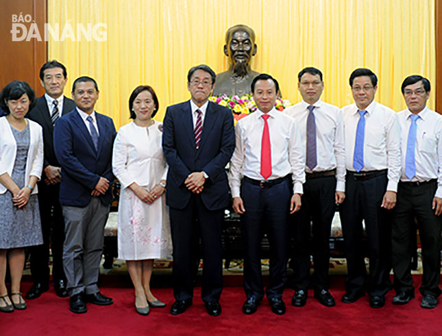 Secretary Anh (4th right), other city leaders, and their Japanese guests