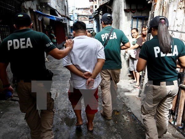 One (white T-shirt) captured for links to illegal drug trade. Mayor of the Philippines’ Ozamiz city Reynaldo Parojinog was shot dead in a police raid on July 30 for illegal drug trade. (Photo: EPA/VNA)