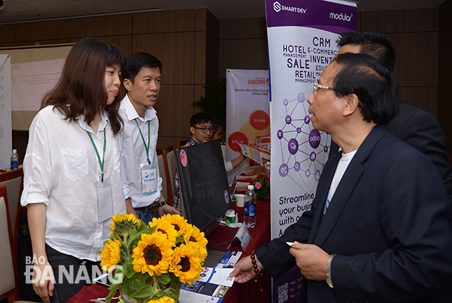  The Chairman of the Da Nang Coordination Council for the Business Start-up Network, Mr Vo Duy Khuong (right), visiting the Da Nang International Start-up Conference and Exhibition 2017
