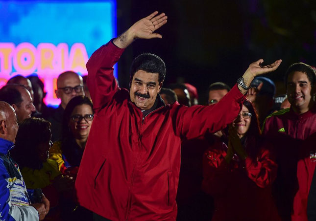 Tổng thống Nicolas Maduro và những người ủng hộ trong niềm vui chiến thắng. 			  Ảnh: AFP