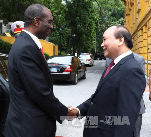 Thủ tướng Nguyễn Xuân Phúc chào mừng Thủ tướng Mozambique Carlos Agostinho do Rosario thăm chính thức Việt Nam (Ảnh: TTXVN)
