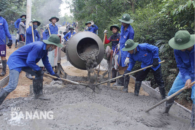 Students from the Da Nang University of Education building concrete roads in Hoa Vang District’s Hoa Nhon Commune