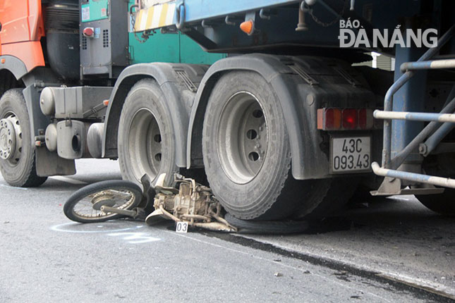Đà Nẵng liên tục xảy ra các vụ tai nạn giao thông nghiêm trọng. TRONG ẢNH: Vụ tai nạn trên địa bàn huyện Hòa Vang. 												         Ảnh: ĐẮC MẠNH