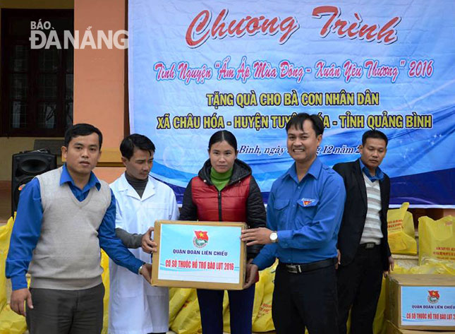 Anh Phan Công Bằng, Bí thư Quận Đoàn Liên Chiểu (thứ hai, từ phải sang) trao quà và hàng trăm cơ số thuốc cho bà con huyện Tuyên Hóa (tỉnh Quảng Bình).