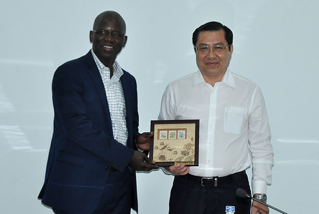 Chủ tịch UBND thành phố Huỳnh Đức Thơ tiếp ông Ousmane Dione, Giám đốc Quốc gia của WB tại Việt Nam. Ảnh: QUỐC KHẢI
