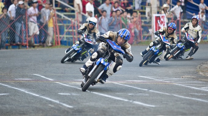 Professional riders in a race in Cần Thơ province. — Photo courtesy of Lục Phong Motor Club Read more at http://vietnamnews.vn/sports/381201/top-motorbike-riders-to-race-in-da-nang.html#FJbGdbh3Id8FiWF6.99