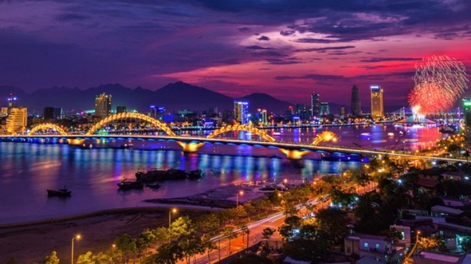 The Rồng Bridge crosses the Hàn River in Đà Nẵng. The city has developed it portal to spread the city’s policies and serve residents’ demand. — Photo kenh14.vn Read more at http://vietnamnews.vn/society/381336/da-nang-city-portal-works-effectively.html#Gk4ACmorzj3rGHvM.99