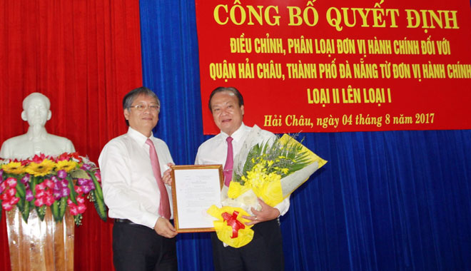 Phó Chủ tịch UBND thành phố Nguyễn Ngọc Tuấn (bên trái) trao quyết định của Bộ Nội vụ công nhận đơn vị hành chính loại I cho Chủ tịch UBND quận Hải Châu Lê Anh 