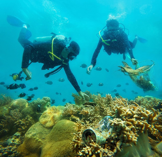 … and ‘Nhat Rac Duoi Bien’ (Collecting Rubbish under the Sea) by Tran Bao Hoa from Dak Lak.