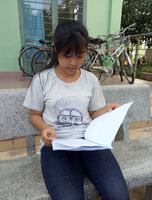 Year 9 pupil Vui reading books at the shelter