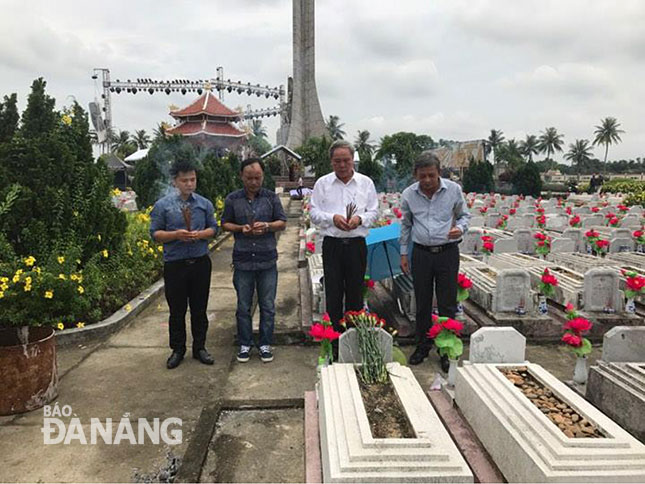 Đoàn Báo Đà Nẵng thắp hương bia mộ nhà báo - liệt sĩ Trần Văn Anh tại Nghĩa trang Liệt sĩ Điện Bàn, ngày 26-7-2017.