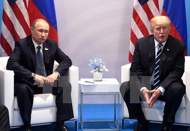 Tổng thống Mỹ Donald Trump (phải) trong cuộc gặp Tổng thống Nga Vladimir Putin tại một sự kiện ở Hamburg, Đức ngày 7/7. (Nguồn: AFP/TTXVN)