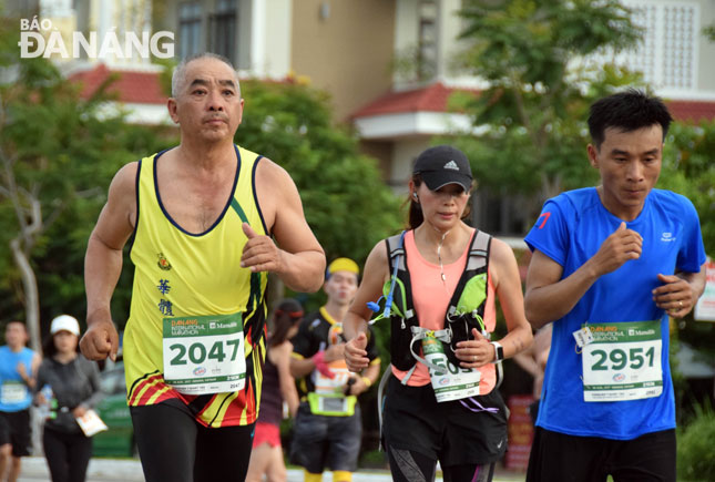 Cuộc thi Marathon quốc tế Đà Nẵng 2017 thu hút đông đảo vận động viên nước ngoài tham gia.			                   Ảnh: ANH VŨ