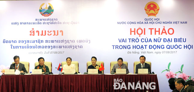 Chủ tịch Quốc hội Việt Nam Nguyễn Thị Kim Ngân (thứ 4, từ trái sang) và Chủ tịch Quốc hội Lào Pany Yathotou (thứ 3, từ trái sang) chủ trì hội thảo. Ảnh: S.TRUNG