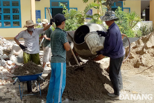 Construction workers at the Ton That Tung Senior High School 