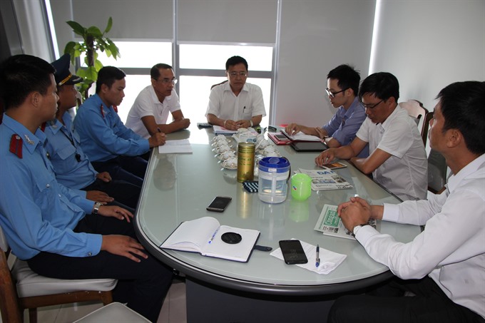 Representatives of Đà Nẵng’s Taxi Association and agencies hold a meeting about the overcharging suffered by a tourist in the city. VNS Photo Công Thành Read more at http://vietnamnews.vn/society/381602/taxi-driver-sacked-after-overcharging-tourist.html#z8mwwtdXBdvyIjW2.99