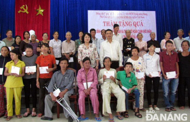  Vice State President Thinh (centre, 2nd row), Vice Chairman Minh (next to her) and the gift and scholarship recipients