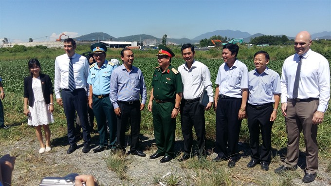 Representatives from the Vietnamese Ministry of National Defence, Air Defence-Air Force Command (ADAFC) and the US Agency of International Development (USAID) join a land handover ceremony at the Đà Nẵng Aiport on Wednesday. VNS Photo Công Thành Read more at http://vietnamnews.vn/society/381700/da-nang-airport-land-returned.html#Mpwx7Ke5yBBulQcB.99