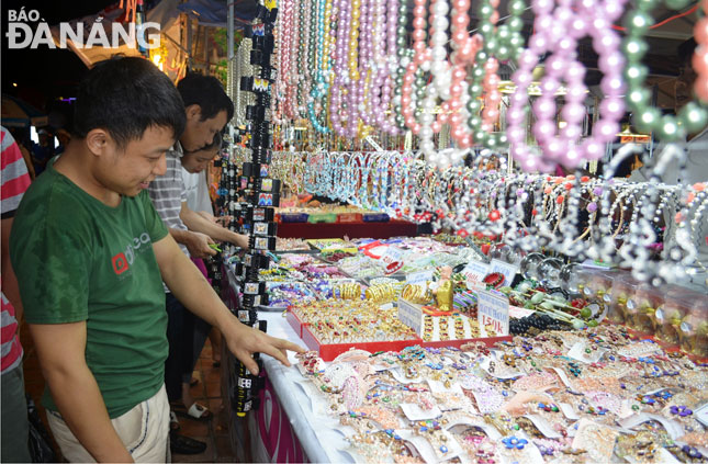 Shoppers at a stall selling souvenirs at the East Sea Park in the ‘Da Nang - Summer Destination 2017’ programme