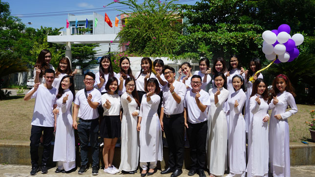 Các bạn cựu sinh viên, sinh viên Trường ĐH Ngoại ngữ - ĐH Đà Nẵng đang thực hiện MV Hoa nắng sân trường. 