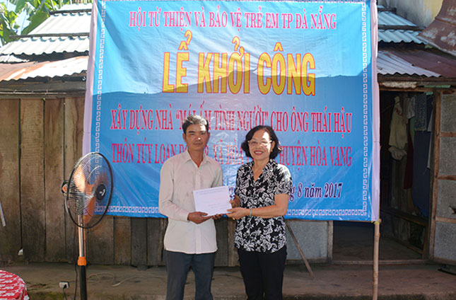 The Chairwoman of the Association, Ms Le Thi Tam, (right) and Mr Hau