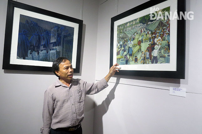 Bức tranh Cuộc đấu tranh chính trị chợ Được năm 1954 (bột màu) của cố họa sĩ Nguyễn Đức Hạnh được giới thiệu đến khách tham quan.