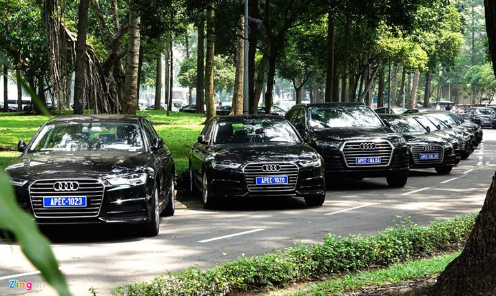 Hàng trăm chiếc Audi đang được ban tổ chức xếp thành hàng trong khuôn viên Dinh Thống Nhất (quận 1, TP.HCM) để phục vụ APEC 2017 sắp tới.