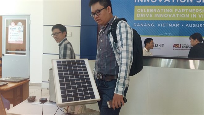 Students of Da Nang Technology College demonstrate a solar-powered flood warning system at the Maker Innovation Space in Da Nang (Photo: VNA)