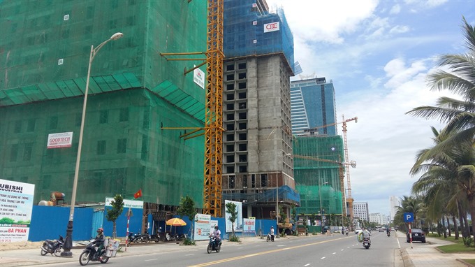 Hundreds of hotel and resort projects are under construction along the coast of Ngũ Hành Sơn and Sơn Trà districts in Đà Nẵng. Three projects were found pumping waste water from construction sites into the city’s household sewage system. VNS Photo Công Thành Read more at http://vietnamnews.vn/environment/381915/two-projects-found-discharging-waste-water-into-da-nang-beaches.html#FmRLIVguQxe4qMvh.99