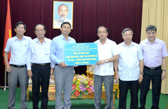 Vice Chairman Minh (3rd left) presenting 1 billion VND to Yen Bai authorities …