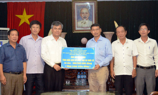 Vice Chairman Minh (3rd right) and Dien Bien authorities