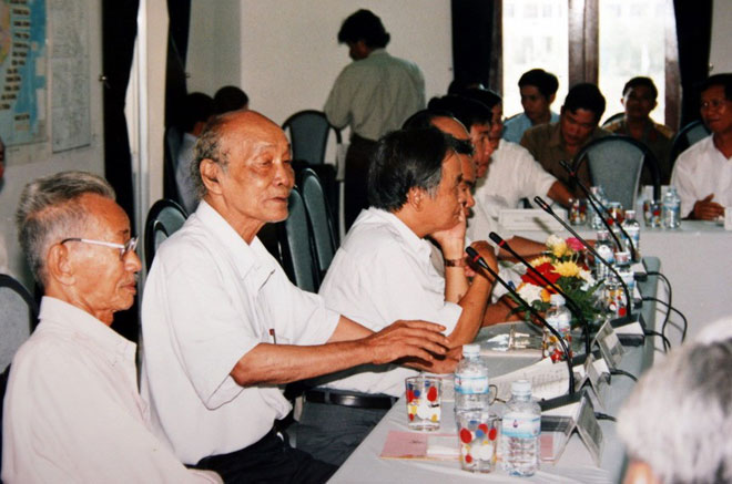Nhà văn Sơn Nam và nhà văn Nguyễn Văn Xuân (từ trái qua) tại Hội thảo khoa học “Vai trò lịch sử của Dinh trấn Quảng Nam” tổ chức ở Tam Kỳ cuối tháng 8-2002. (Ảnh: V.T.L)