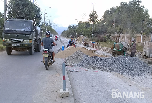 Công trình thi công kéo dài làm ảnh hưởng việc đi lại và xảy ra nhiều vụ tai nạn giao thông.